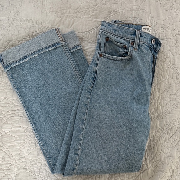 Abercrombie & Fitch Denim - Abercrombie 90s relaxed high rise denim. Size 25 short